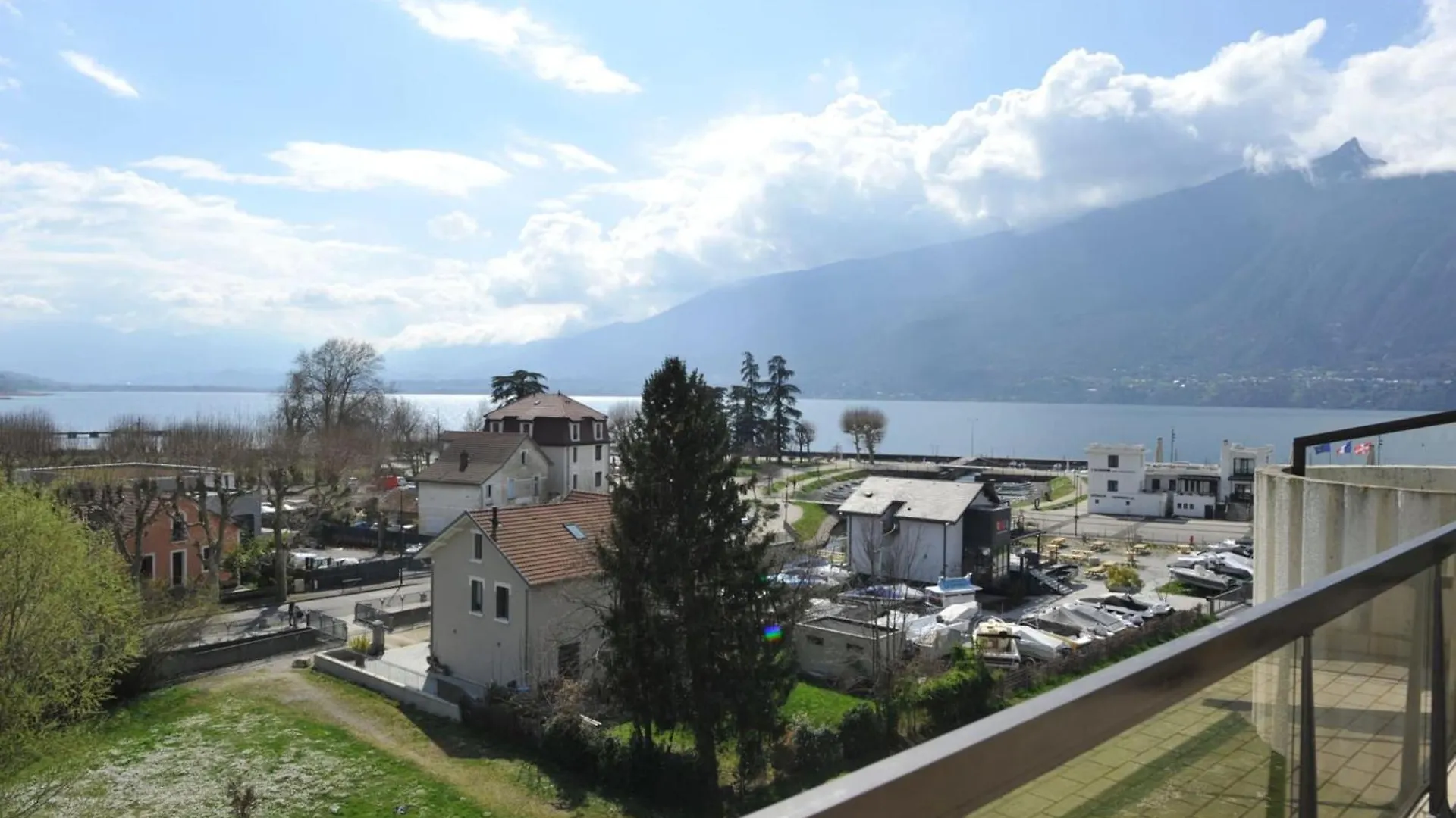 L'Alizee - Terrace Overlooking The Lake Экс-ле-Бен 0*,  Франция